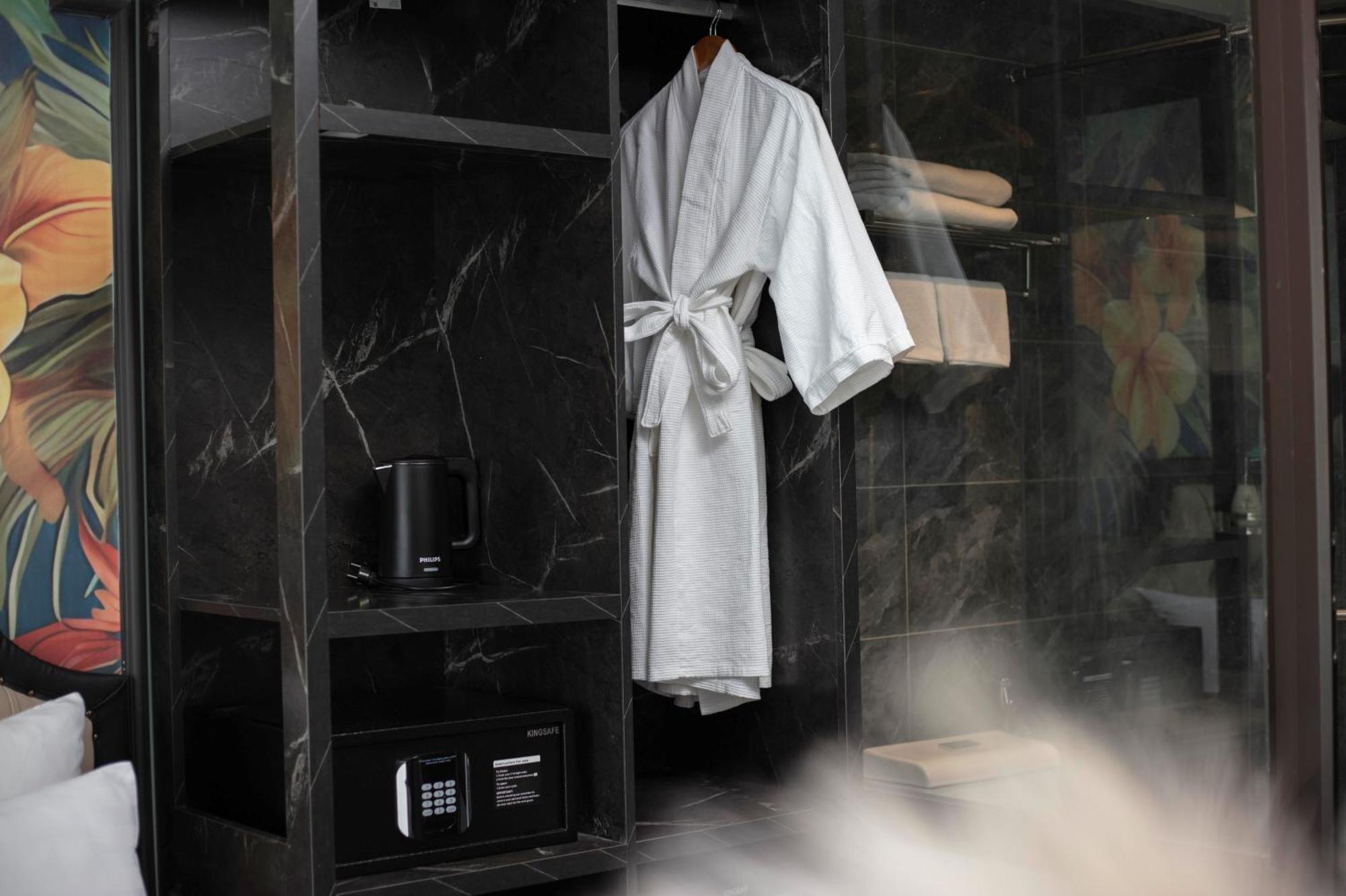 Madelise Amica Hotel And Travel Hanoi Exterior foto